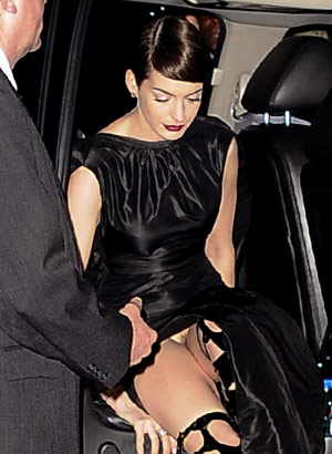 Anne Hathaway wordrobe malfunction